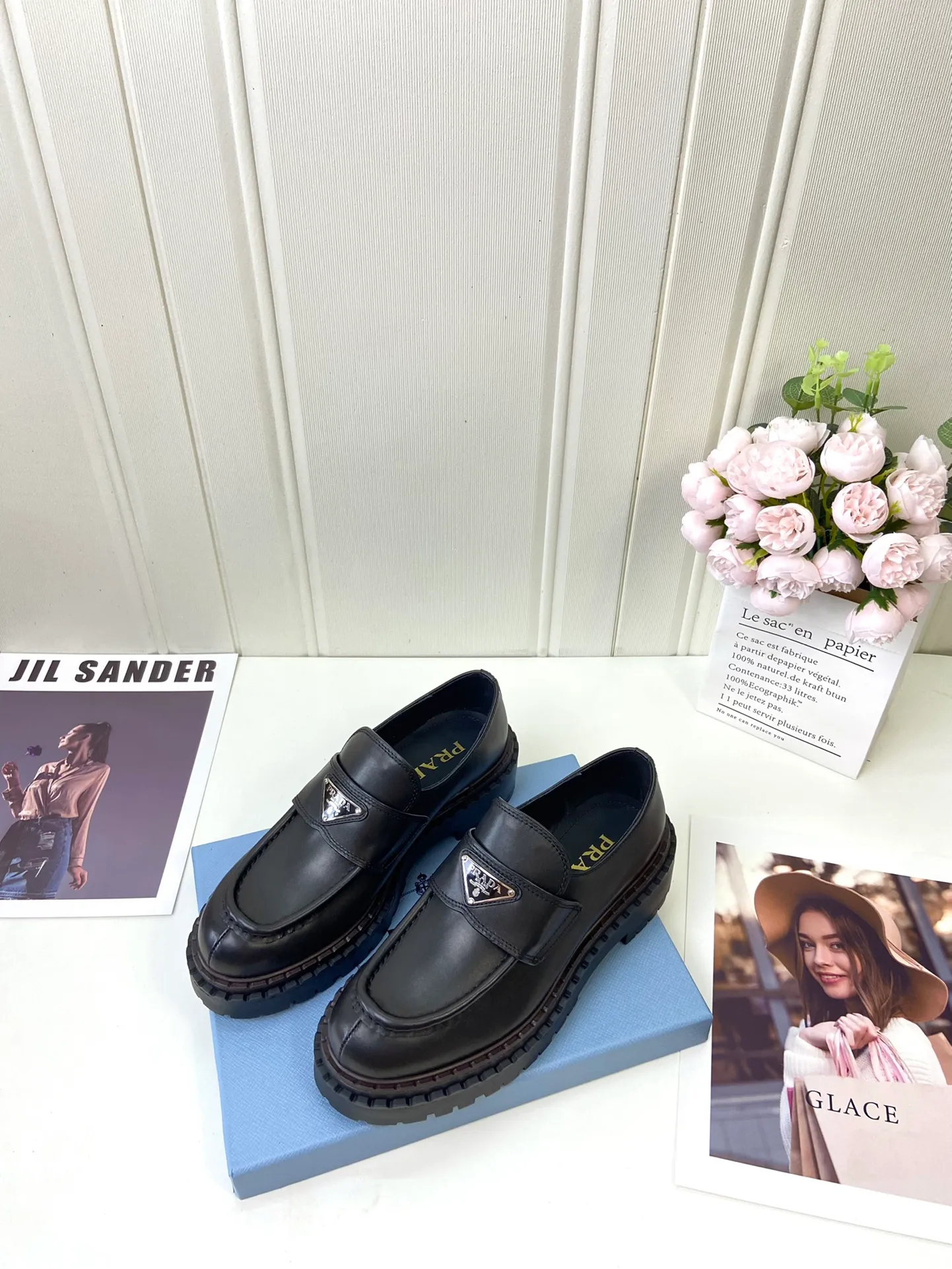 👟👟Ex-factory price 520👟👟 🔥🔥✨Prada* 2024WA new autumn and winter thick-soled loafers👟 These leather loafers use thick soles, craftsmanship details and contemporary elements add vitality, interpreting classics in a new fashion language. Enamel-coated triangular metal logo with a height of 55 mm makes its debut 🌟 Recommended by major bloggers on Xiaohongshu, developed 1-1 to highlight classic charm. Cowhide lining TPU outsole ➕ genuine leather edge bar Code number: 35 to 41 (40-41 customized, non-refundable)